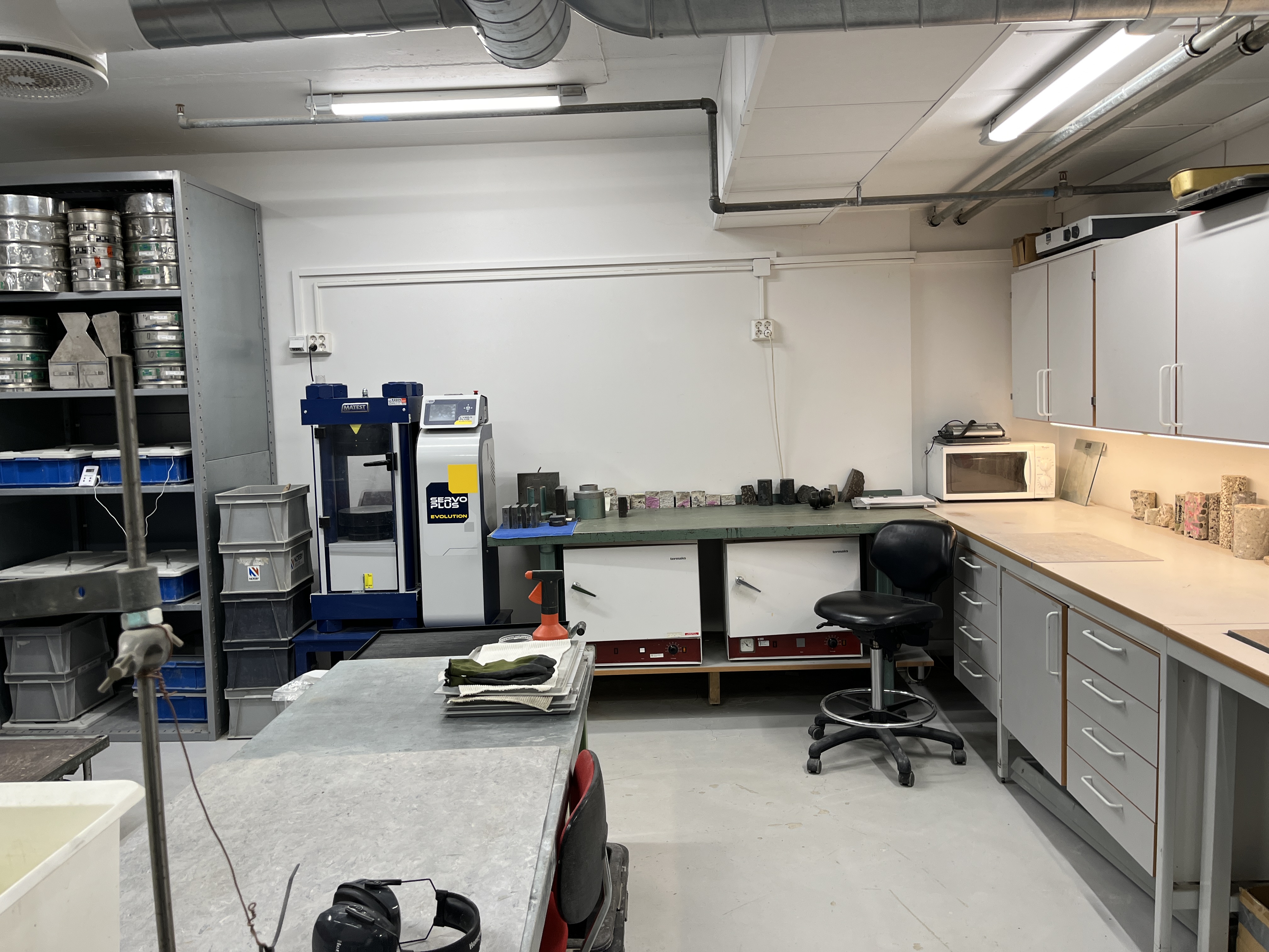 Vårt betonglaboratorium på Skøyen utfører et bredt spekter av ulike tester. 