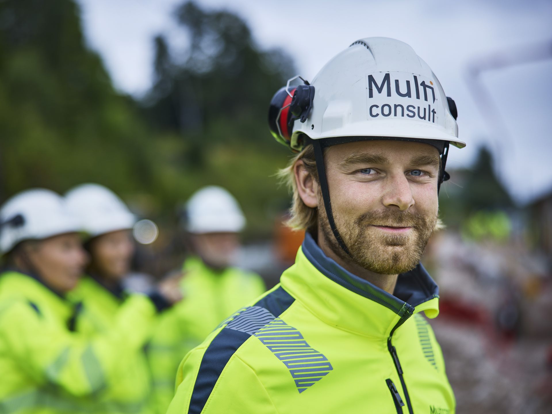 Mann med hjelm og verneklær