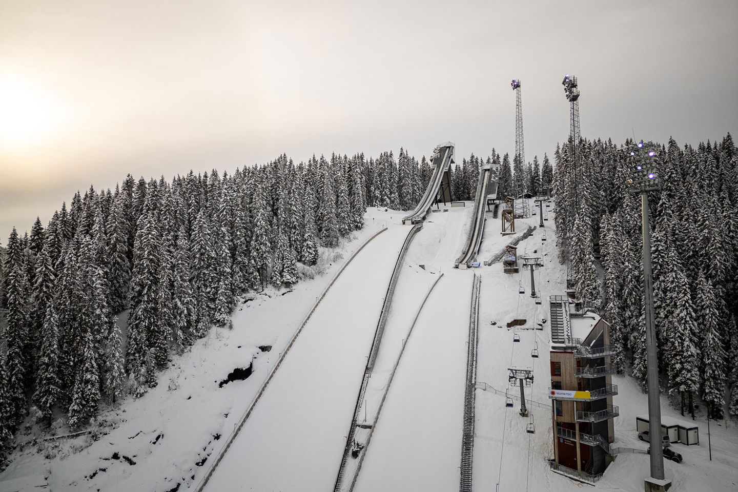 Foto av hoppbakkene i Granåsen idrettspark