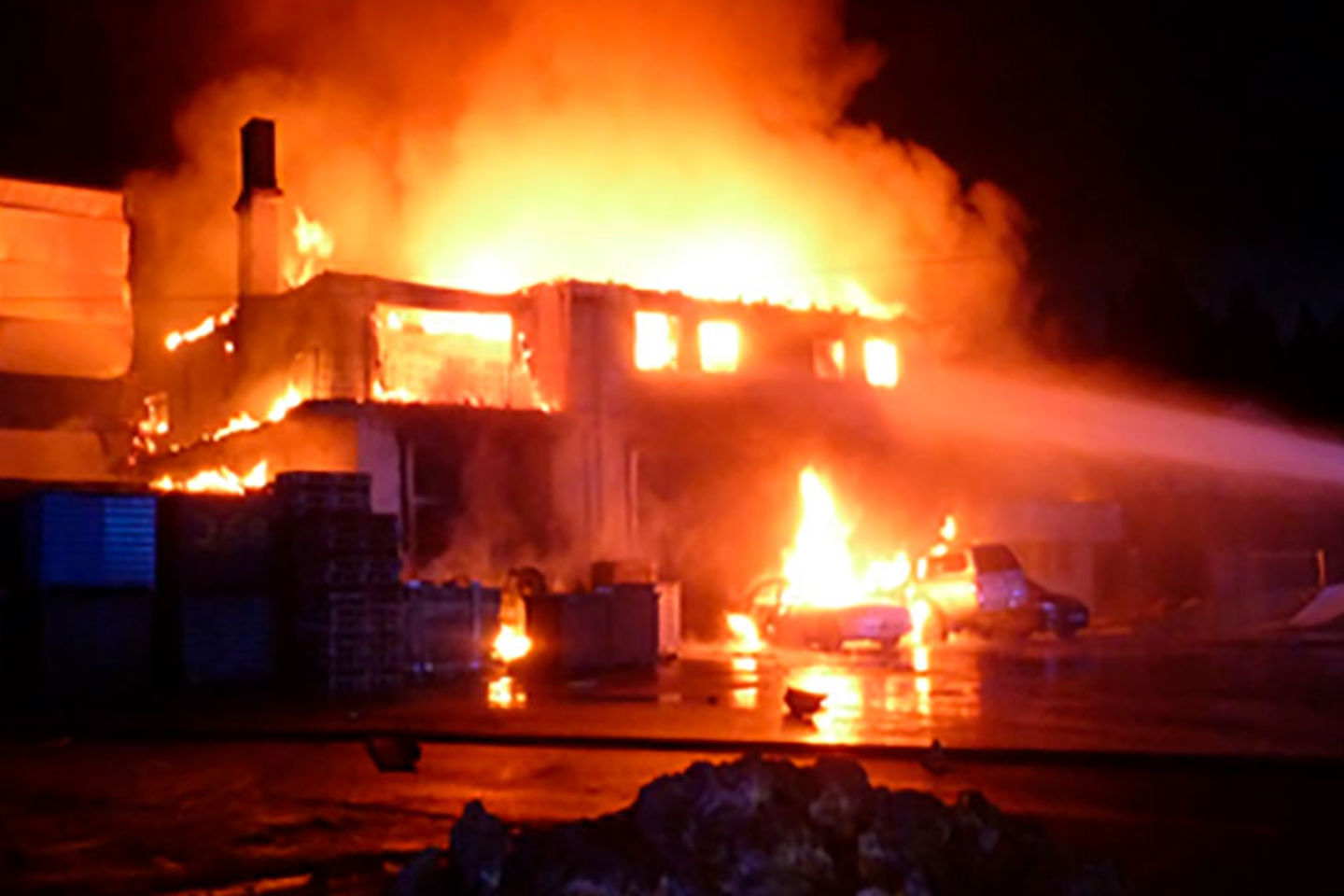 Eksplosjonen og den påfølgende brannen førte til store menneskelige og materielle skader.