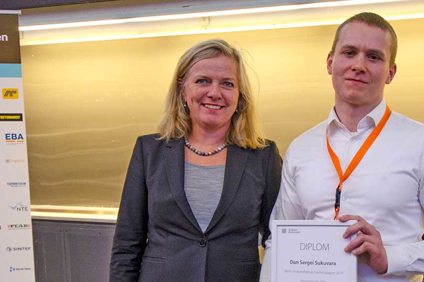 Jernbanedirektør Kirsti Slotsvik delte ut prisen til Dan Sergei Sukuvara |
