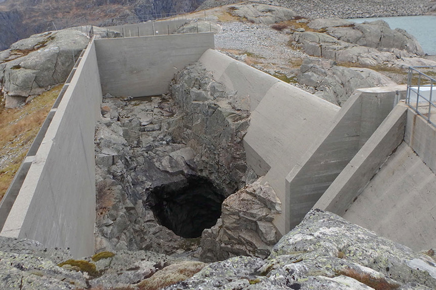 Illustrasjonsbilde av flomløp på fyllingsdam, her Mysevatn. |