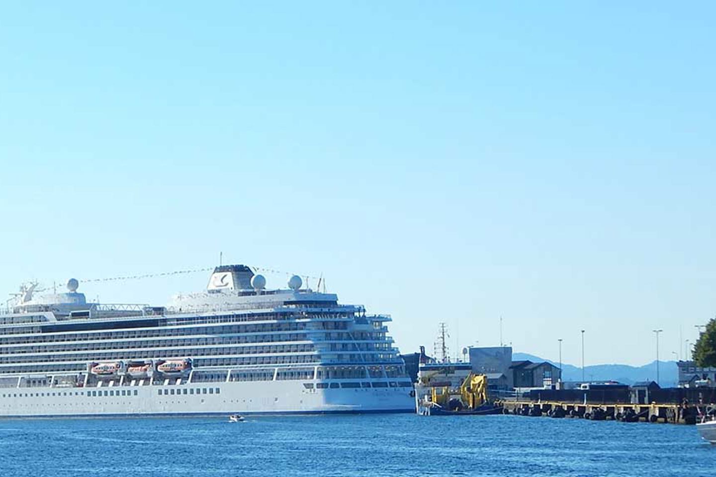 Skip kan få landstrøm på Skoltegrunnskaien i Bergen |