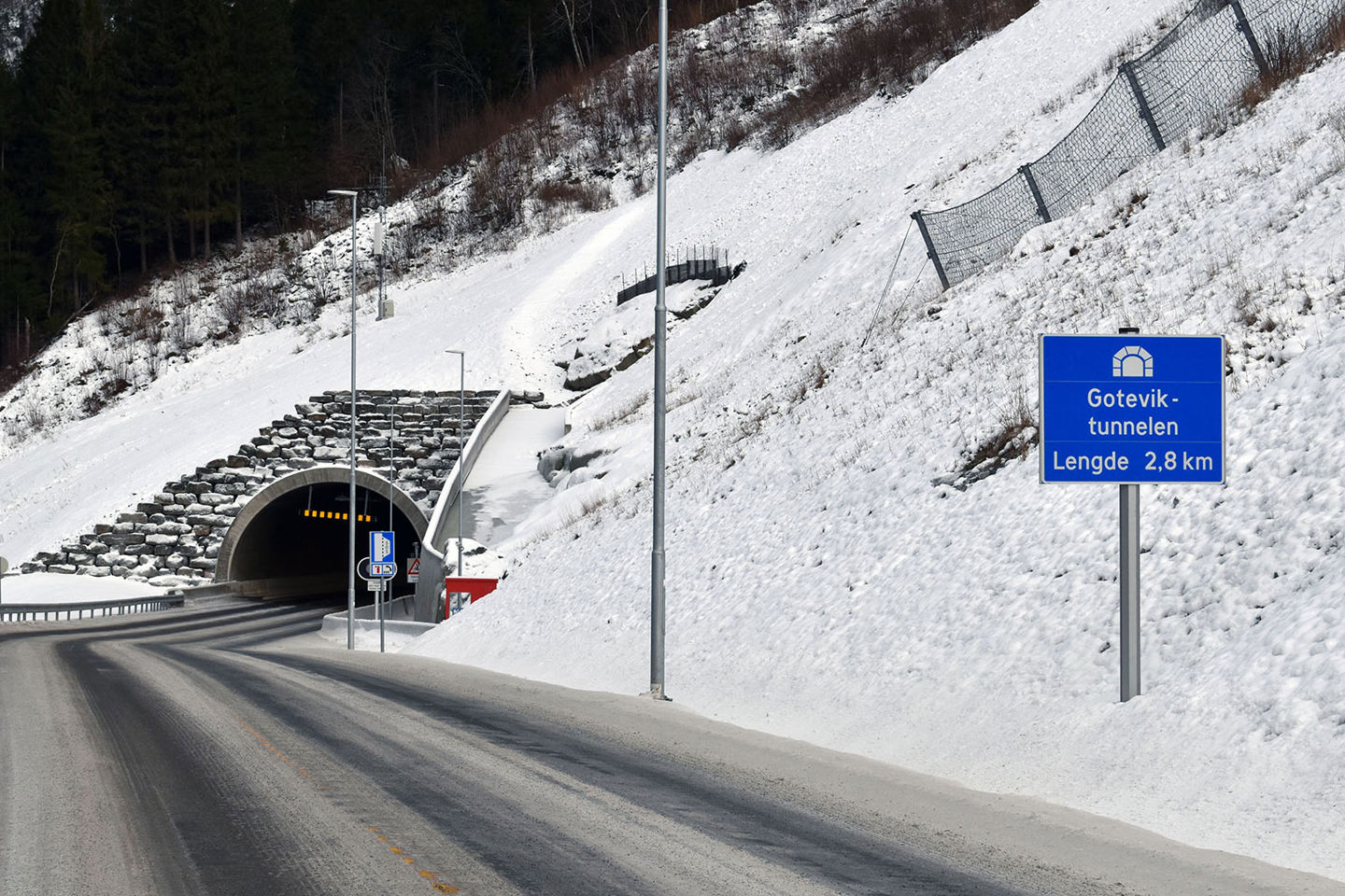 Goteviktunnelen er del av veistrekningen mellom Vik og Vangsnes på Riksvei 13. |