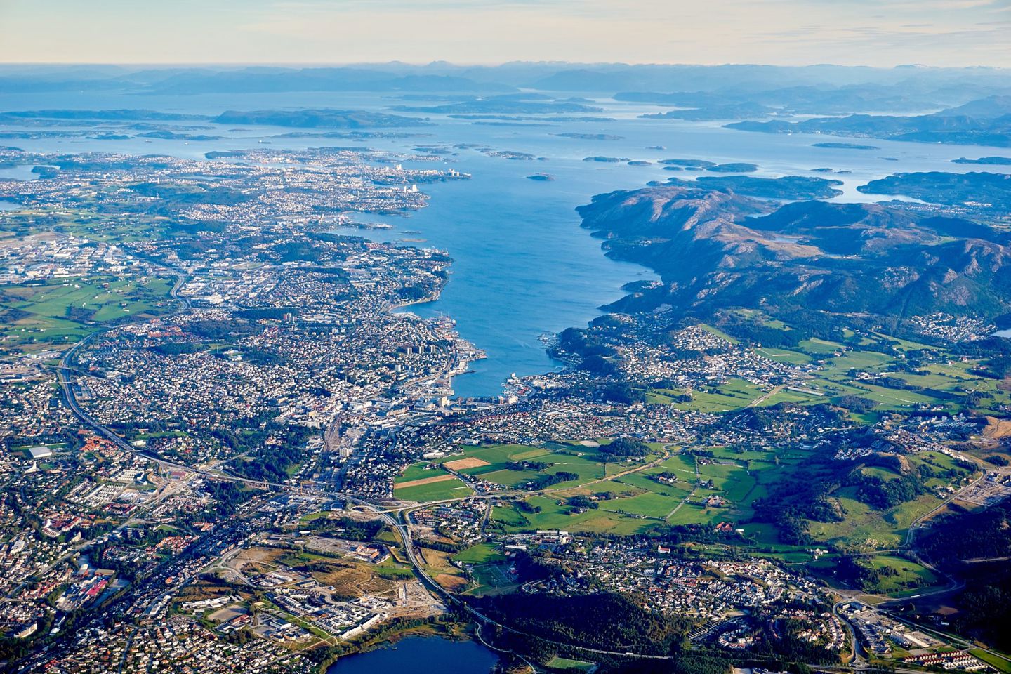 Fylkesvei 334 Oalsgata går igjennom Sandnes sentrum. (Foto Alexey Topolyanskiy)