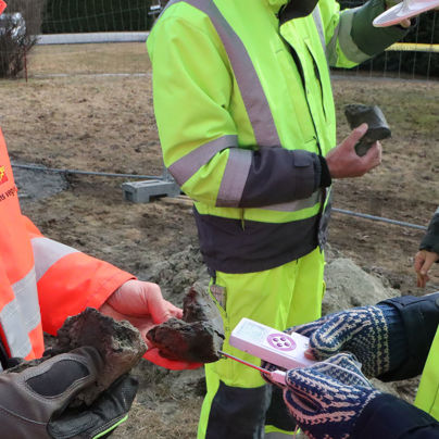 Måling av temperatur i bindemiddelstabilisert leire, her utført av Pernille Rognlien i Multiconsult.