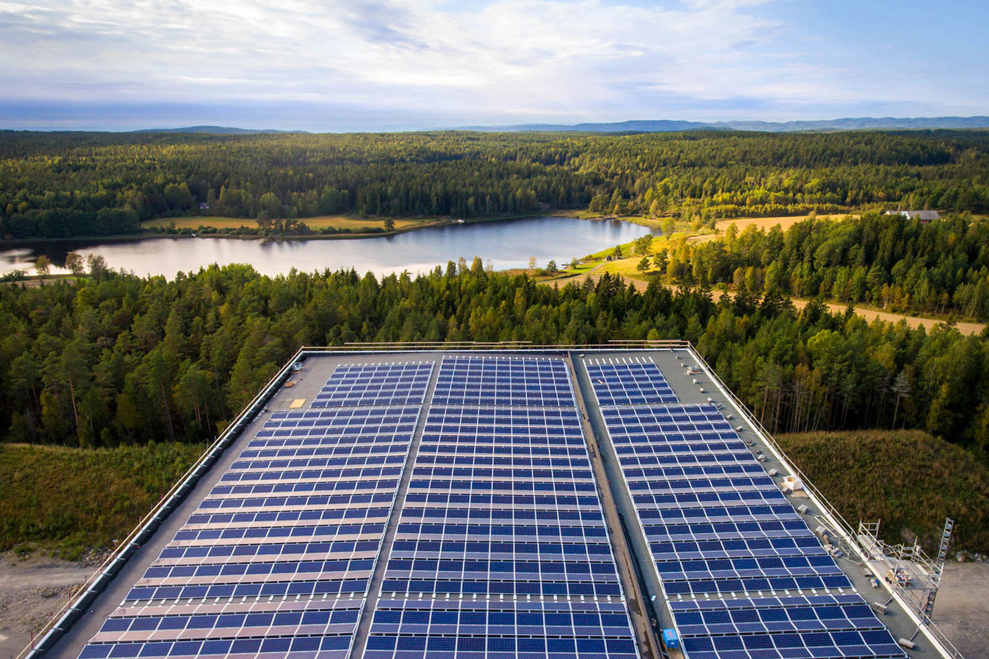 Solceller på lagerbygget til UNIL på Våler (illustrasjonsfoto) |