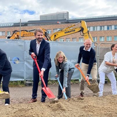 Helseminister Jan Christian Vestre og ordfører Anne Lindboe tok sammen med representanter for Oslo