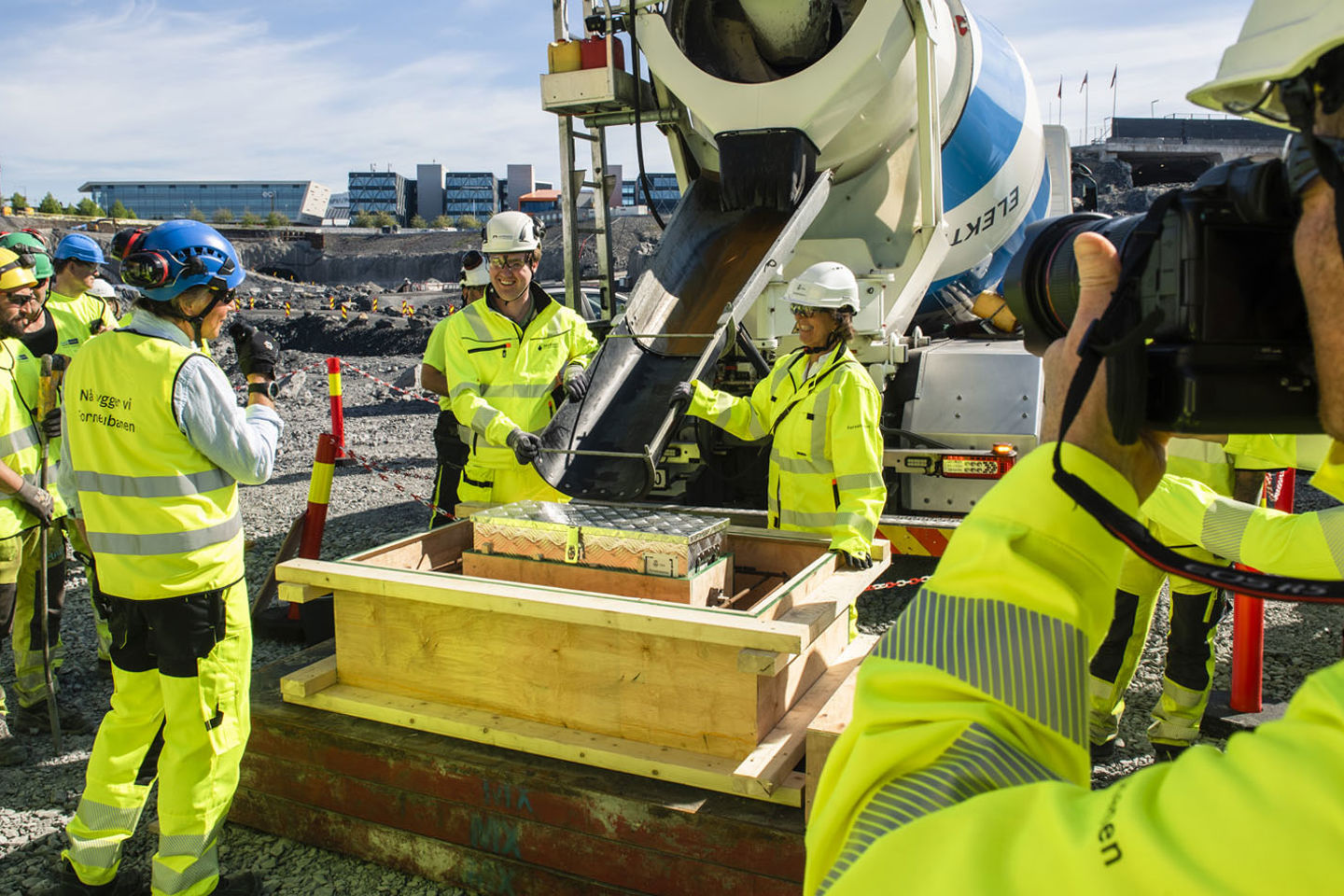 15. mai 2024 ble grunnsteinen for Fornebu stasjon og base støpt på Fornebu.